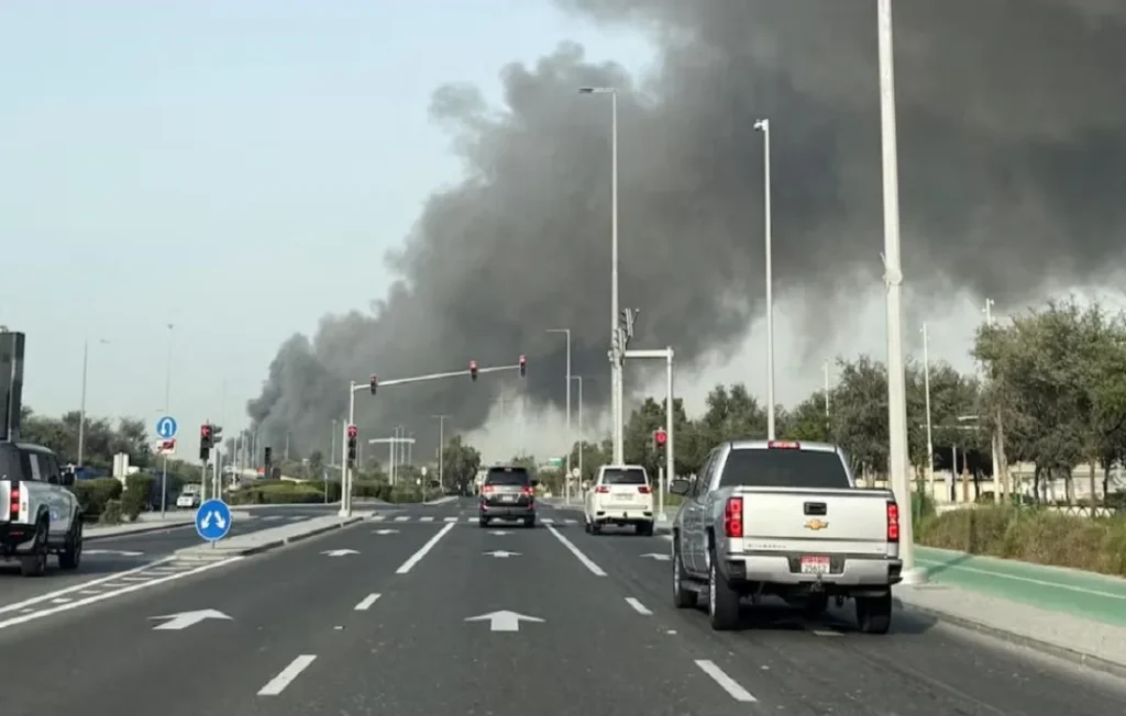 دخان يتصاعد من ميناء زايد جراء هجوم بصاروخ باليستي إيراني في أبوظبي في الأول من مارس آذار 2026