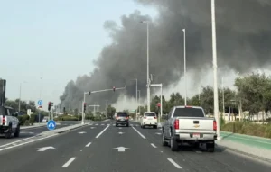 دخان يتصاعد من ميناء زايد جراء هجوم بصاروخ باليستي إيراني في أبوظبي في الأول من مارس آذار 2026