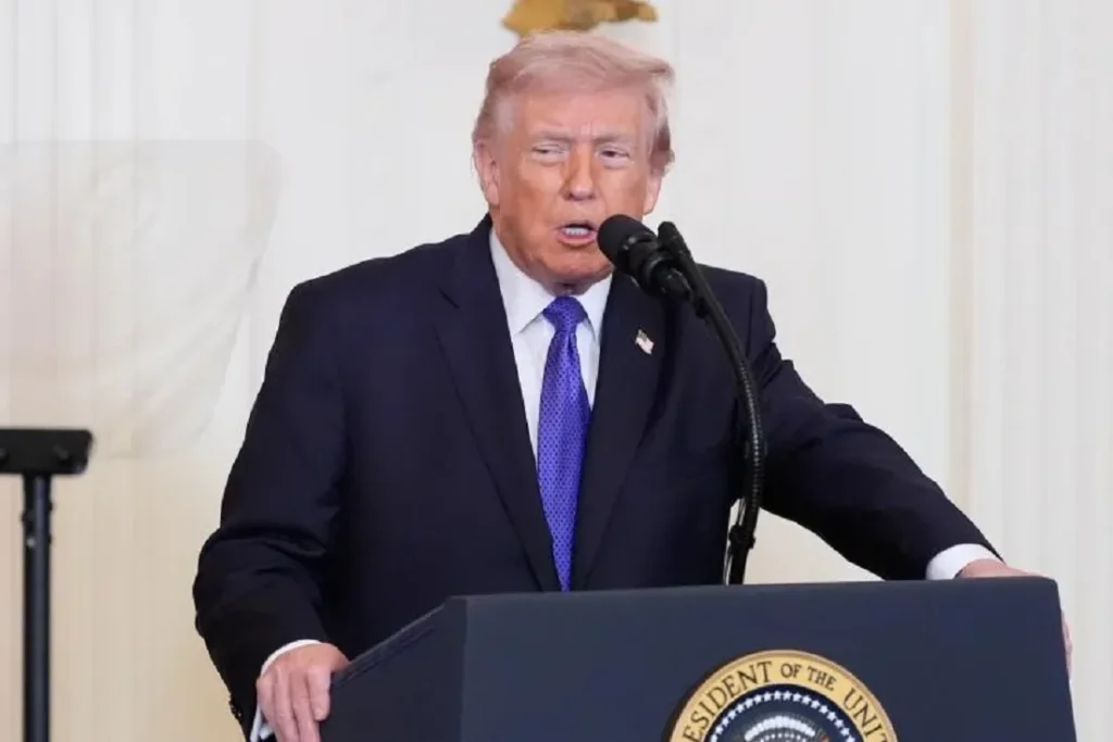 الرئيس الأمريكي دونالد ترامب يتحدث عن إيران .. (صورة من وكالة أسوشيتد برس)
