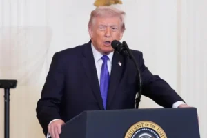 الرئيس الأمريكي دونالد ترامب يتحدث عن إيران .. (صورة من وكالة أسوشيتد برس)