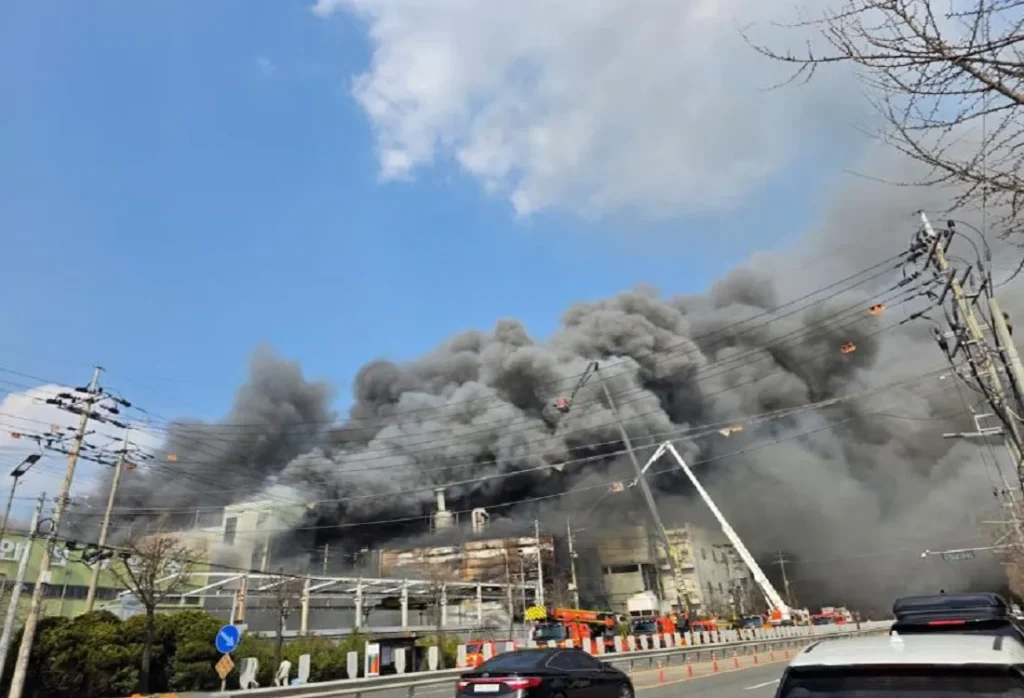 الدخان يتصاعد من مصنع لقطع غيار السيارات في مدينة ديجون بكوريا الجنوبية (صورة من وكالة يونهاب)