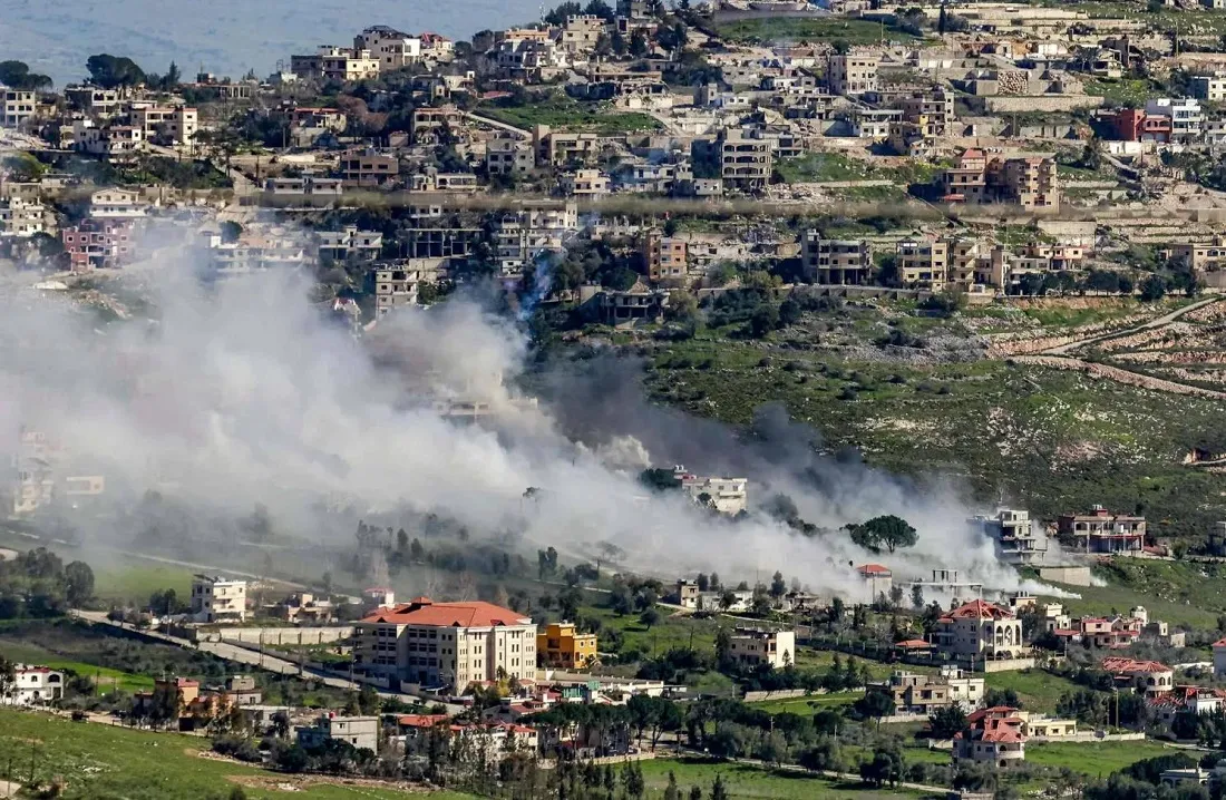 دخان القصف يتصاعد في القصف على حزب الله في بلدة الخيام في 17 مارس الحالي (أ.ف.ب)