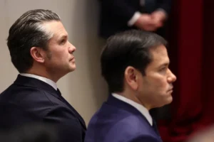 وزير الخارجية الأمريكي ماركو روبيو ووزير الدفاع الأمريكي بيت هيجسيث لدى حضورهما قمة في ولاية فلوريدا 7 مارس (رويترز)