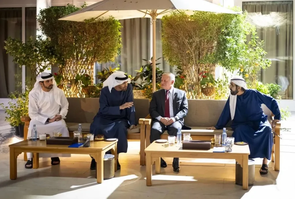 الشيخ محمد بن زايد آل نهيان خلال استقبال الملك عبد الله الثاني بن الحسين بحضور الشيخ محمد بن راشد آل مكتوم ووزير الدفاع الإماراتي (وام)