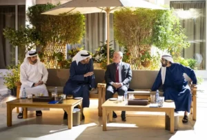 الشيخ محمد بن زايد آل نهيان خلال استقبال الملك عبد الله الثاني بن الحسين بحضور الشيخ محمد بن راشد آل مكتوم ووزير الدفاع الإماراتي (وام)