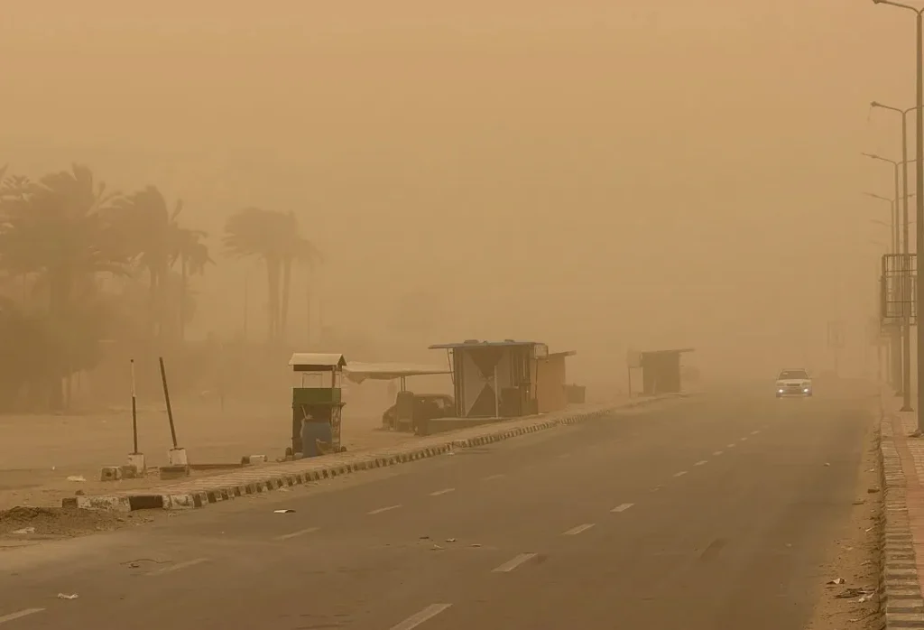 عاصفة ترابية تجتاح شمال مصر