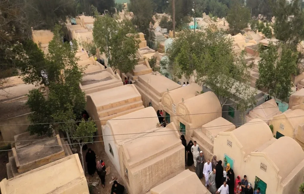 زيارة المقابر في يوم العيد