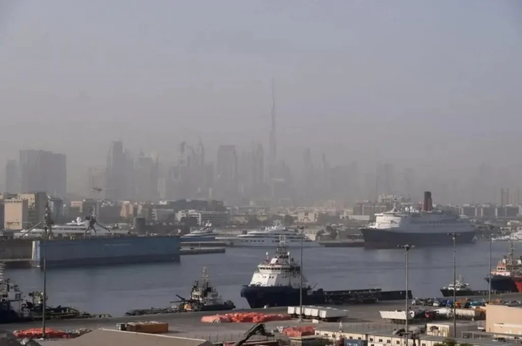 ناقلة نفط كويتية ترسو على سواحل دبي ( صورة من نيويورك تايمز )