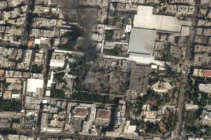 صورة قمر صناعي حيث تصاعد دخان وأضراراً جسيمة في مجمع المرشد الأعلى الإيراني والذي اغتيل فيه آية الله علي خامنئي (رويترز)