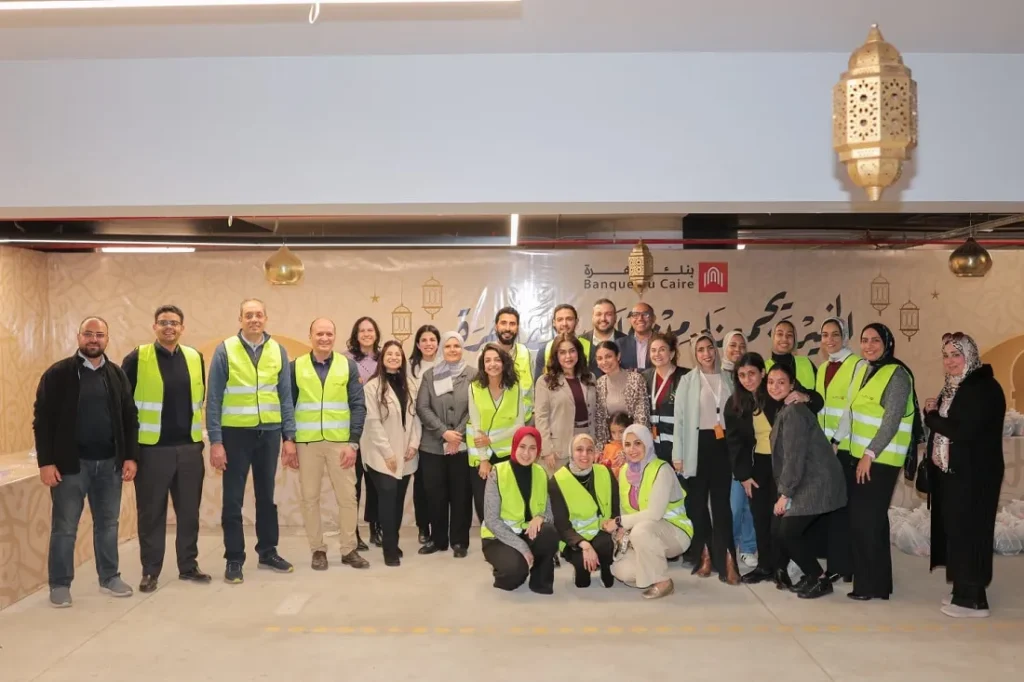 فعاليات مشاركة موظفي بنك القاهرة فى تعبأة كراتين رمضان للأسر المستحقة