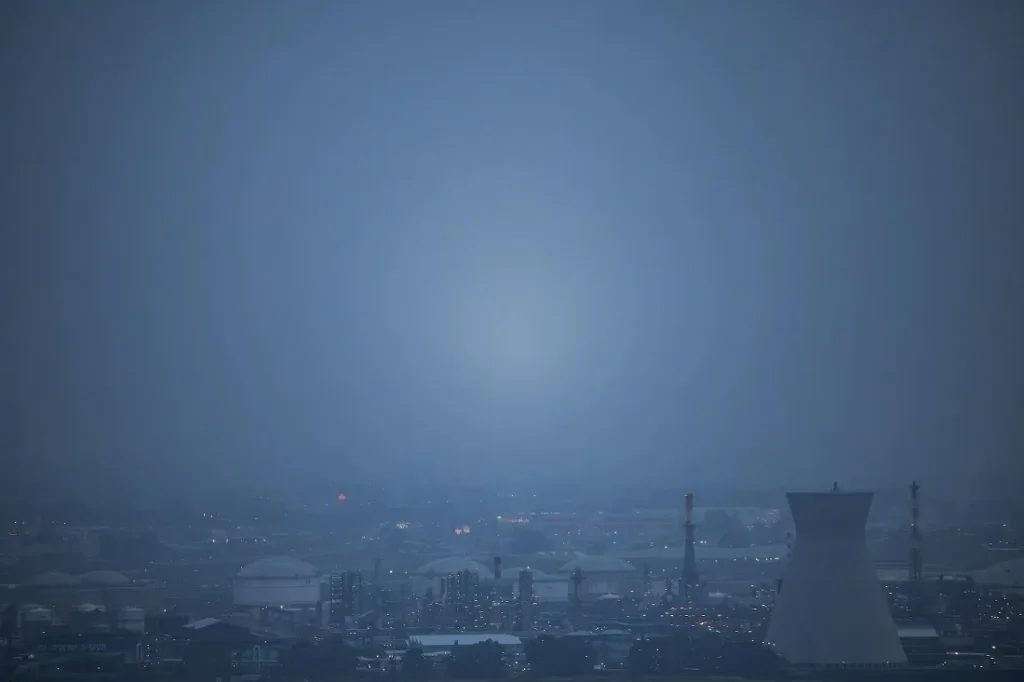 مصفاة حيفا في أعقاب الهجوم الإيراني على إسرائيل يوم 19 مارس 2026( صورة من رويترز)