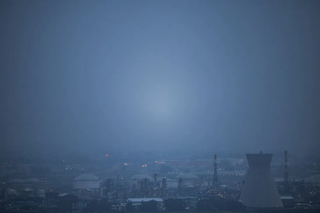 مصفاة حيفا في أعقاب الهجوم الإيراني على إسرائيل يوم 19 مارس 2026( صورة من رويترز)