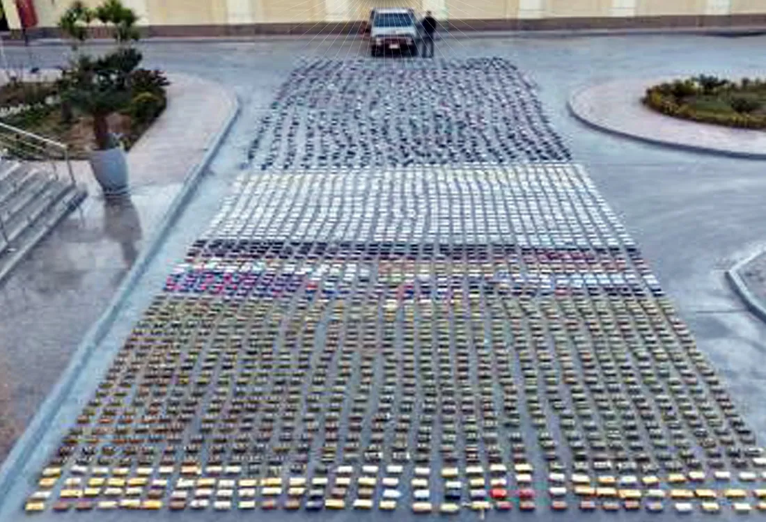 أحد المتهمين بالإتجار في المخدرات وترويجها وجانب من المضبوطات