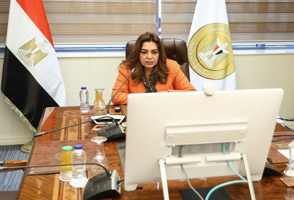 وزيرة التنمية المحلية أثناء الاجتماع عبر الفيديو كونفرانس من مقر الوزارة بالعاصمة الجديدة