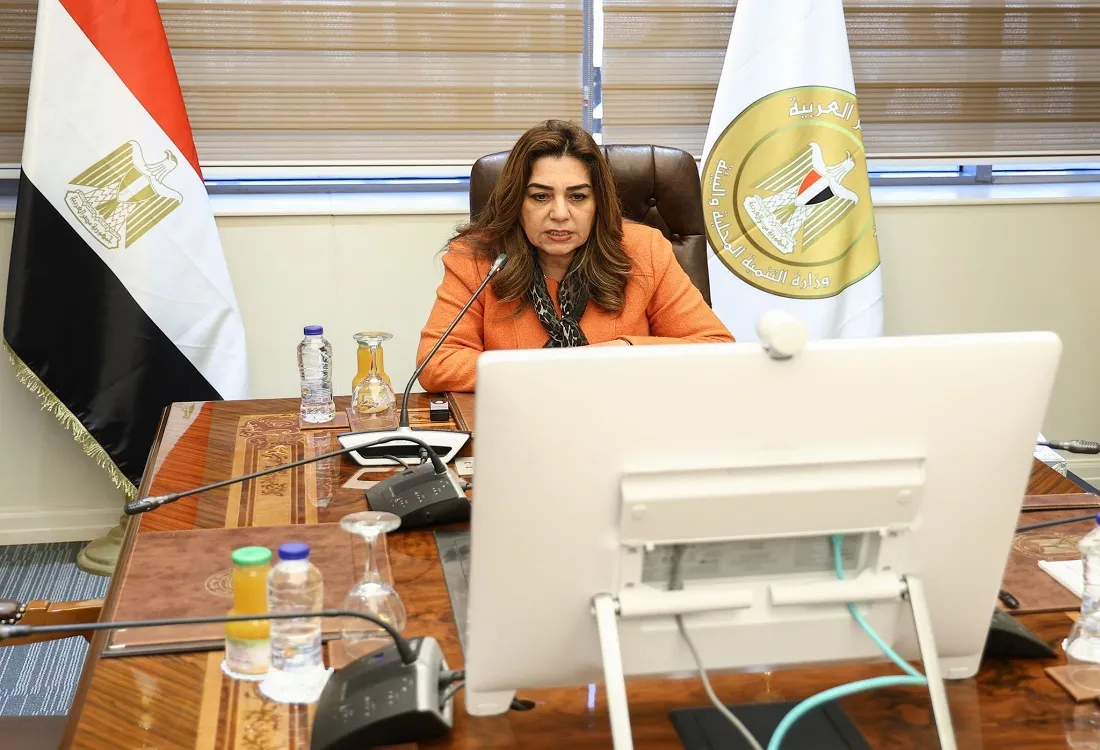 وزيرة التنمية المحلية أثناء الاجتماع عبر الفيديو كونفرانس من مقر الوزارة بالعاصمة الجديدة