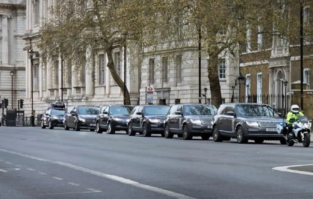 موكب الرئيس السوري أحمد الشرع في شارع داونينغ ستريت في طريقه إلى مقر رئاسة الوزراء البريطانية ( صورة من الإخبارية السورية)