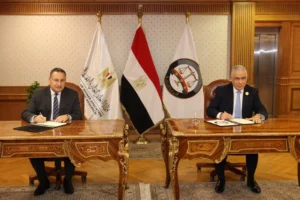 وزير التعليم العالي والنائب العام أثناء توقيع بروتوكول التعاون بين الجانبين