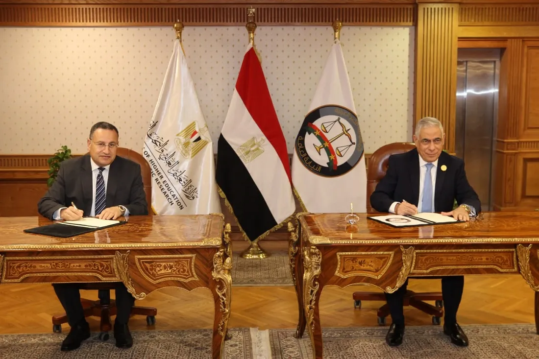 وزير التعليم العالي والنائب العام أثناء توقيع بروتوكول التعاون بين الجانبين