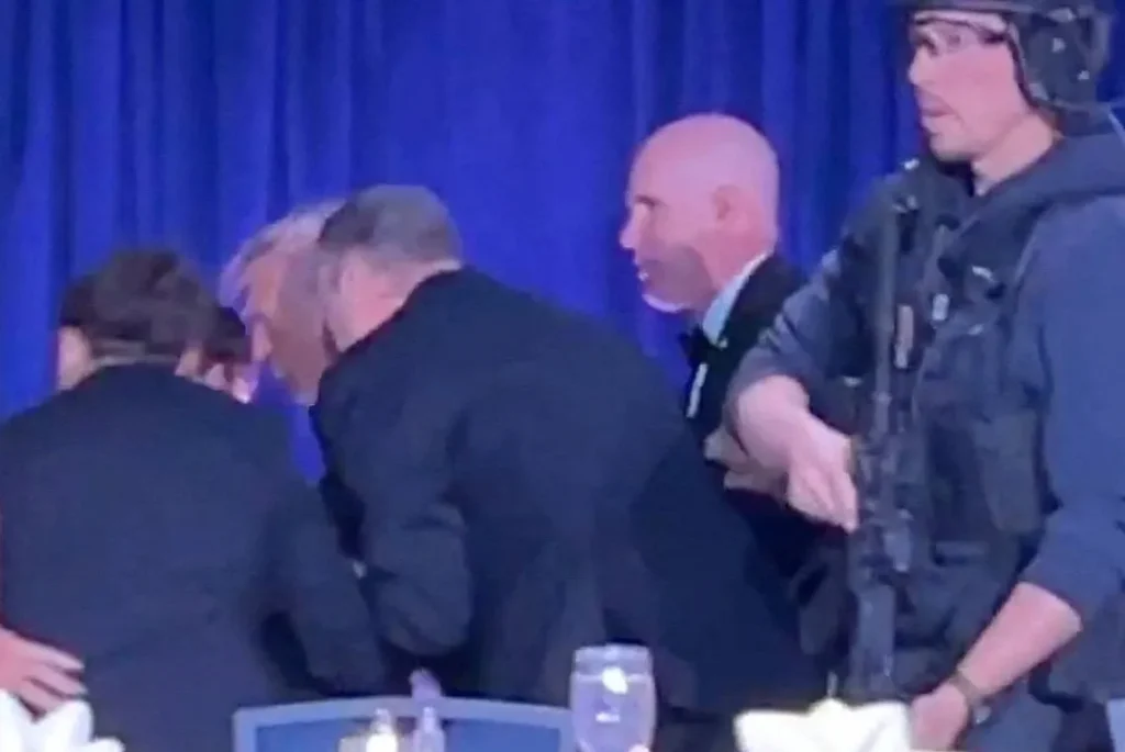 أثناء حادث إطلاق النار على الرئيس الأمريكي دونالد ترامب