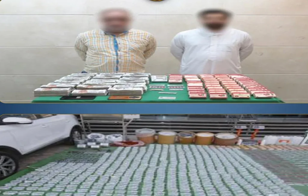 متهمان ضمن التشكيل وأمامهم المضبوطات