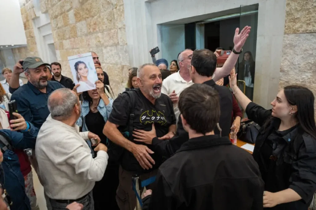 تجمع أهالي الضحايا من الإسرائيليين في أحداث 7 أكتوبر داخل أروقة المحكمة العليا الإسرائيلية محاولين اقتحام المحكمة