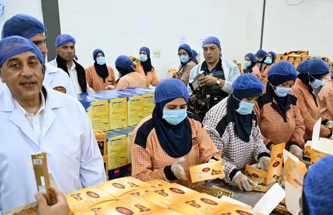 مدبولي يتفقد شركة " الطحان" لتصنيع وتعبئة التمور بالمنطقة الاستثمارية ببنها