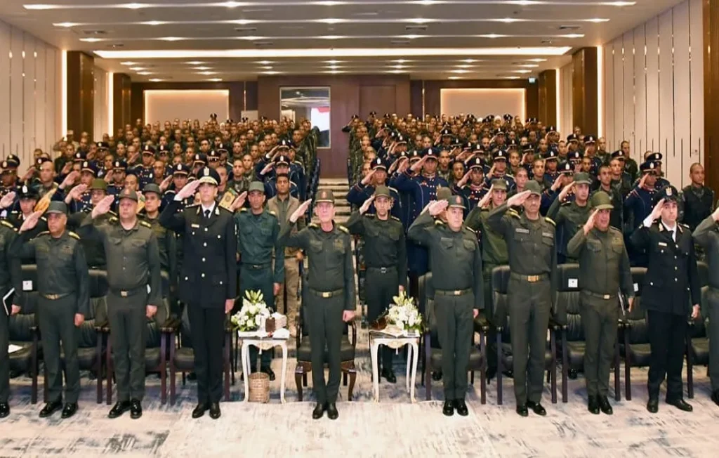 الحضور في الأكاديمية العسكرية المصرية أثناء الافتتاح والنشيد الوطني