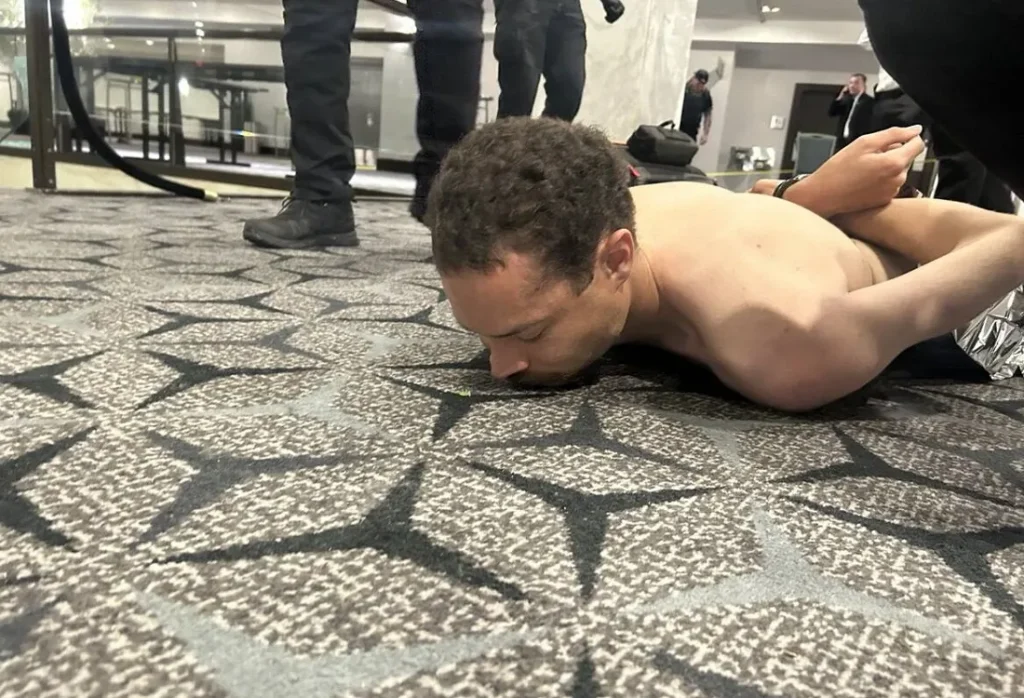 كول ألين أثناء القبض عليه بعد عملية إطلاق النار في حضور الرئيس الأمريكي دونالد ترامب