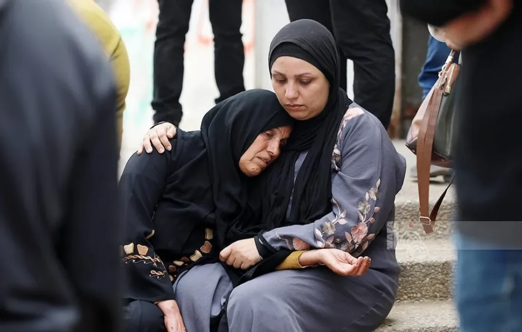 والدة المسعف الفلسطيني الذي استشهد صباح اليوم في غزة (الصورة من وفا)