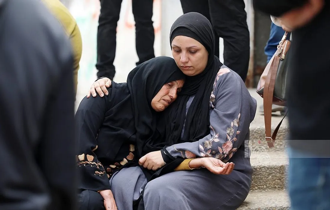 والدة المسعف الفلسطيني الذي استشهد صباح اليوم في غزة (الصورة من وفا)