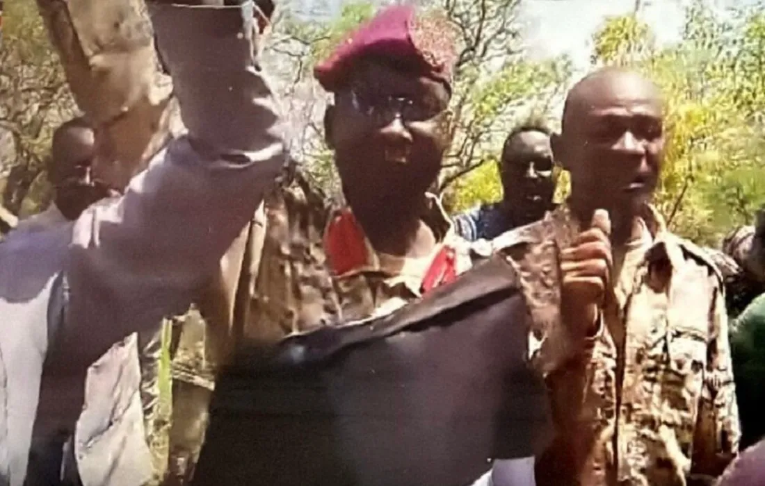 الحسن آدم المنشق عن الجيش السوداني وسط أتباعه