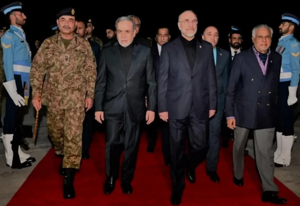 رئيس أركان الجيش الباكستاني ووزير الخارجية يستقبلان وفد إيران برئاسة رئيس البرلمان محمد باقر قاليباف ووزير الخارجية عباس عراقجي في إسلام اباد يوم 10 أبريل - صورة من رويترز