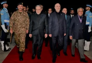 رئيس أركان الجيش الباكستاني ووزير الخارجية يستقبلان وفد إيران برئاسة رئيس البرلمان محمد باقر قاليباف ووزير الخارجية عباس عراقجي في إسلام اباد يوم 10 أبريل - صورة من رويترز