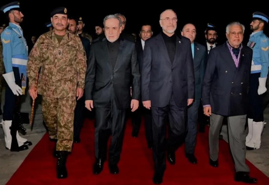 رئيس أركان الجيش الباكستاني ووزير الخارجية يستقبلان وفد إيران برئاسة رئيس البرلمان محمد باقر قاليباف ووزير الخارجية عباس عراقجي في إسلام اباد يوم 10 أبريل - صورة من رويترز