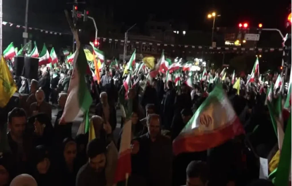 حشد كبير من مواطني إيران في احد الساحات العامة تأييدًا ودعمًا للدولة