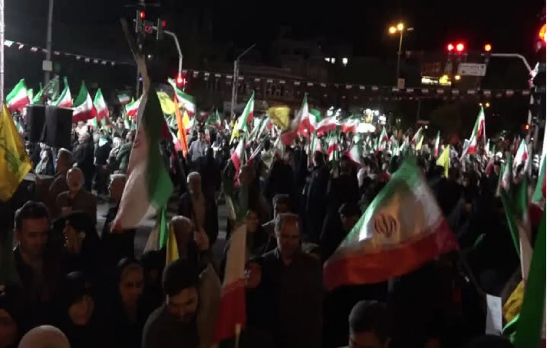 حشد كبير من مواطني إيران في احد الساحات العامة تأييدًا ودعمًا للدولة