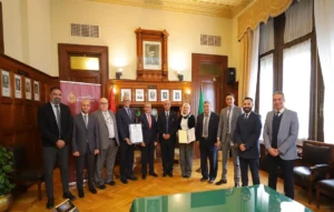 مسئولي بنك مصر في صورة تذكارية بعد الحصول على شهادة الآيزو