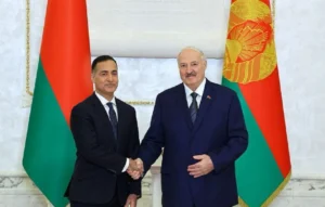 رئيس بيلاروسيا ألكسندر لوكاشينكو يستلم أوراق اعتماد السفير المصري الجديد