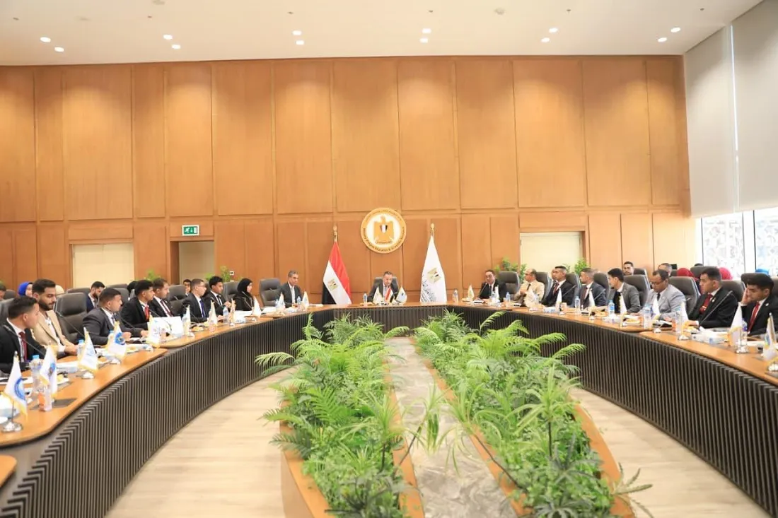 وزير التعليم العالي الدكتور عبدالعزيز قنصوة وزير التعليم العالي خلال لقائه الموسع بممثلي الاتحادات الطلابية والأسر المركزية بالجامعات والمعاهد