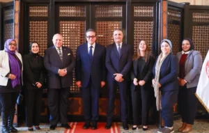 الدكتور خالد عبدالغفار وزير الصحة يتوسط الجميع في صورة تذكارية