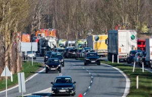 الشرطة وخدمات الإنقاذ في الدنمارك موجودة في عند حادث تصادم قطار بالقرب من هيليرود شمالي كوبنهاجن اليوم الخميس 23 أبريل / نيسان 2026 ( صورة من رويترز )