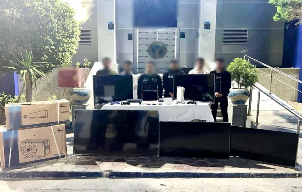 عصابة كسر الشقق السكنية بالإسكندرية في قبضة الأمن وأمامهم جانب من المسروقات