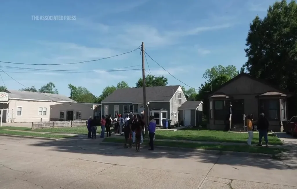 المنزل والمنطقة التي شهدت المجزرة العائلية وسلطات التحقيق حول المباني (صورة من أسوشيتد برس)