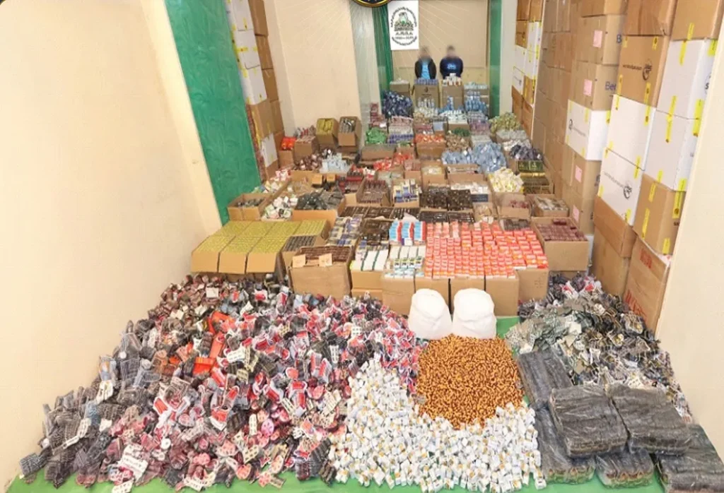 متهمان من تجار المخدرات وجانب من المضبوطات من المواد المخدرة