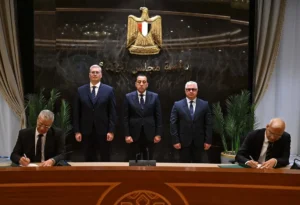 أثناء توقيع عقد الشراكة