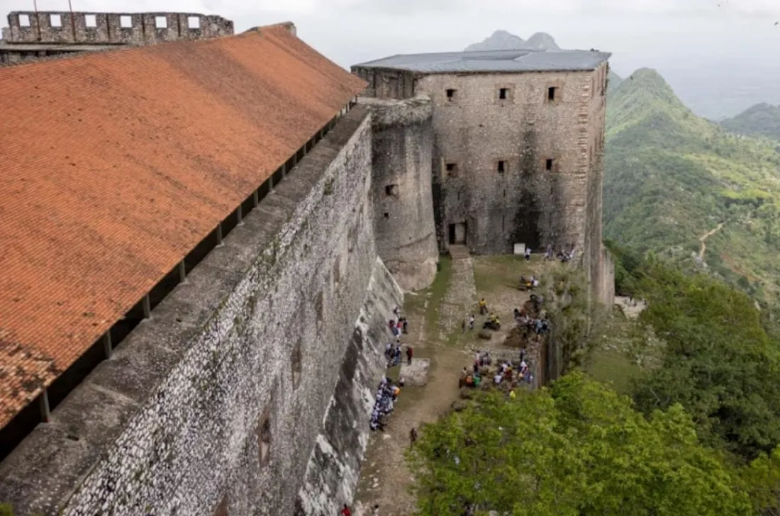 حشود تزور قلعة لا سيتاديل في ميلوت عقب تنصيب الحكومة الانتقالية في هايتي – أرشيفية (صورة من رويترز)