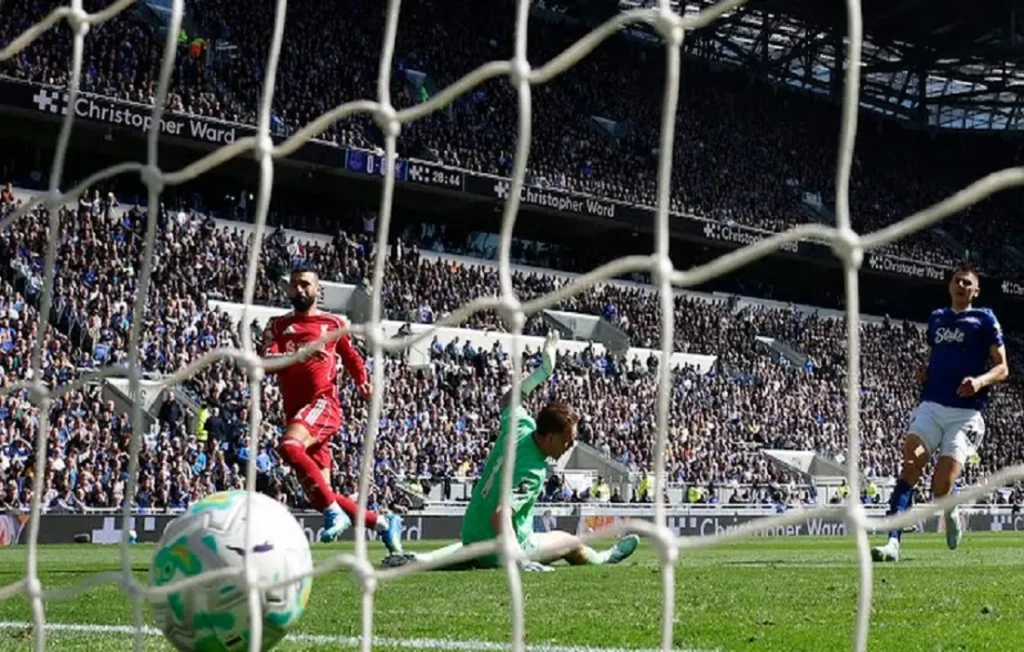 هدف محمد صلاح نجم ليفربول في مرمى إيفرتون