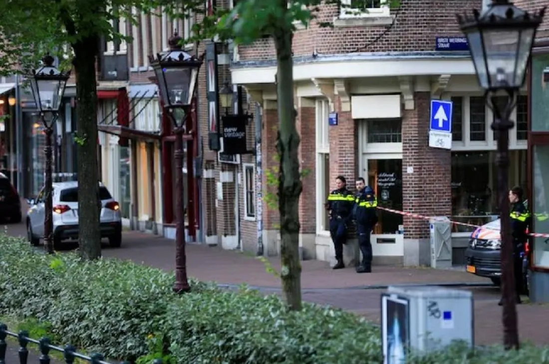 أفراد من الشرطة الهولندية خلال دورية في صورة من أرشيفية ( رويترز )