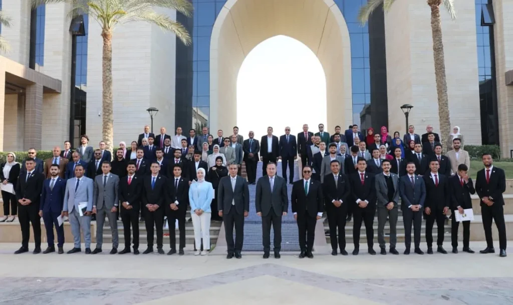 الدكتور عبدالعزيز قنصوة وزير التعليم العالي ولقطة تذكارية مع ممثلي طلاب الجامعات المصريّة