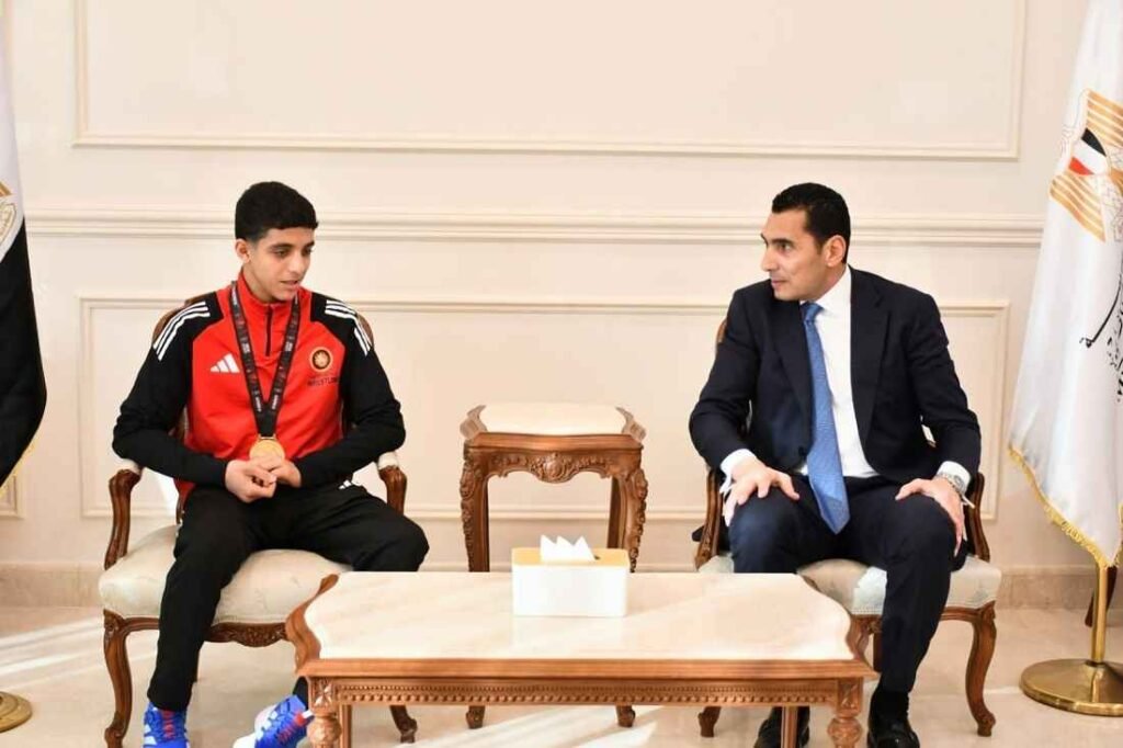 جوهر نبيل وزير الشباب والرياضة أثناء استقباله البطل المصري عبد الله حسونة